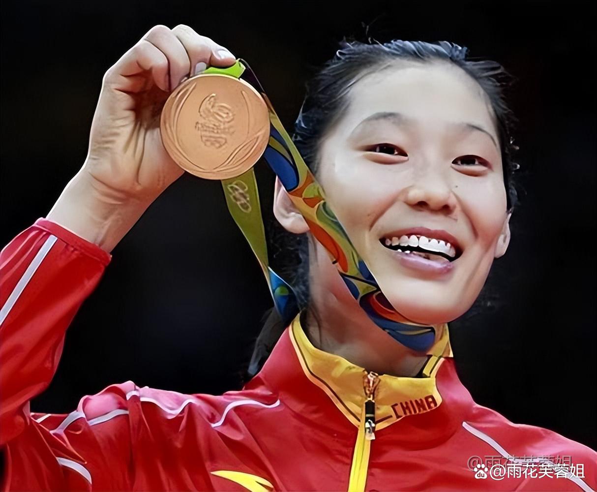 综合体育-中国女排在比赛中受伤退赛，费德勒主帅表示担忧