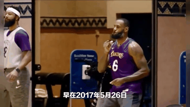 库里刷新世界纪录，詹姆斯教练激动落泪！